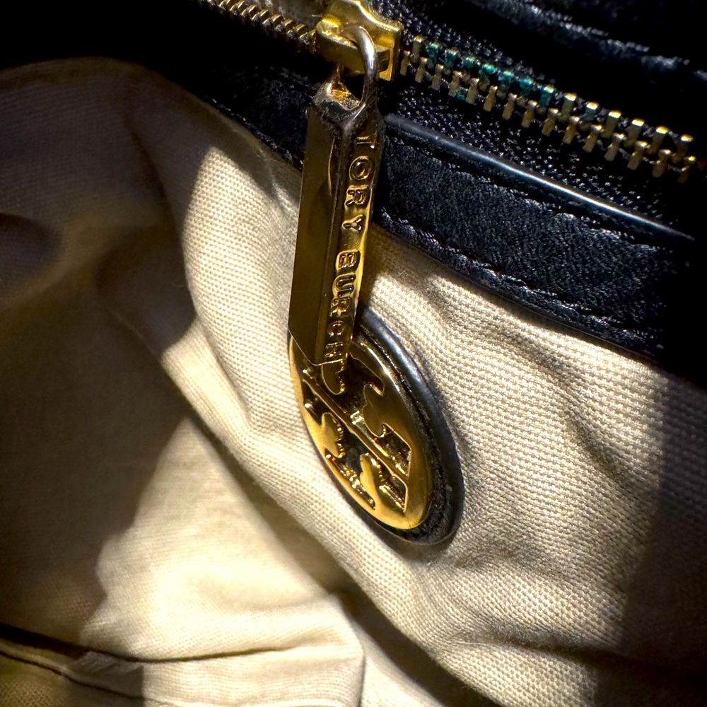 Tory Burch Amanda Shoulder Bag Black Pebbled Leather Gold Hardware Logo Rare - Picture 9 of 9